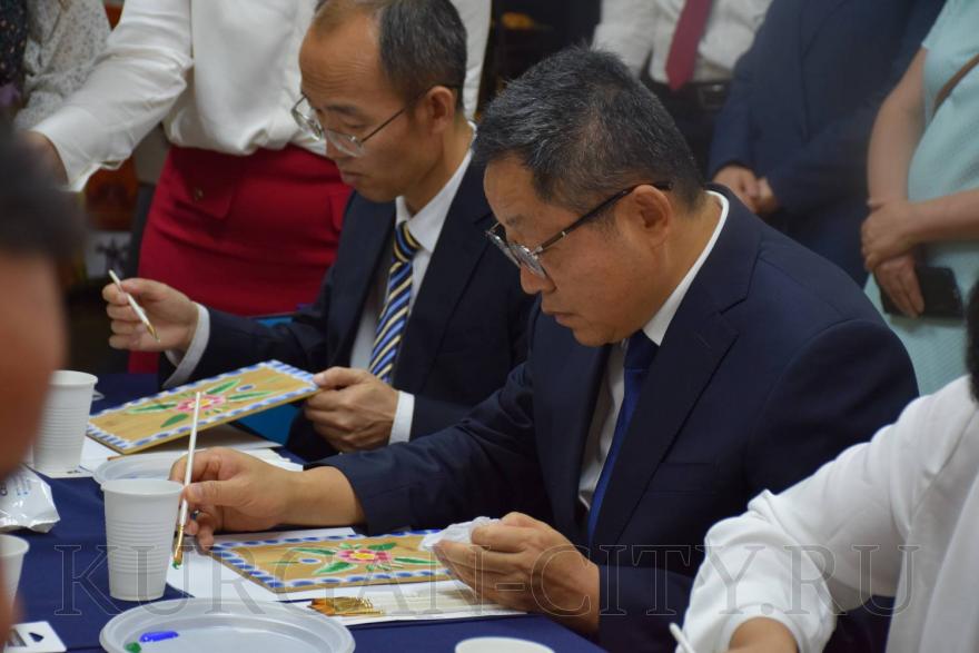 В Кургане для делегации из Китая провели мастер-класс по урало-сибирской росписи