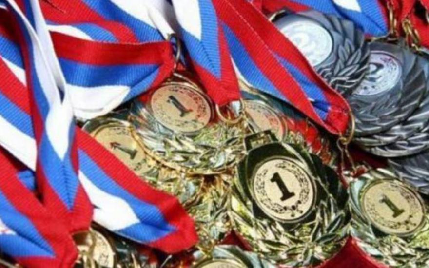 Зауральские пауэрлифтеры завоевали золотую, серебряную и бронзовую медали на чемпионате УФО