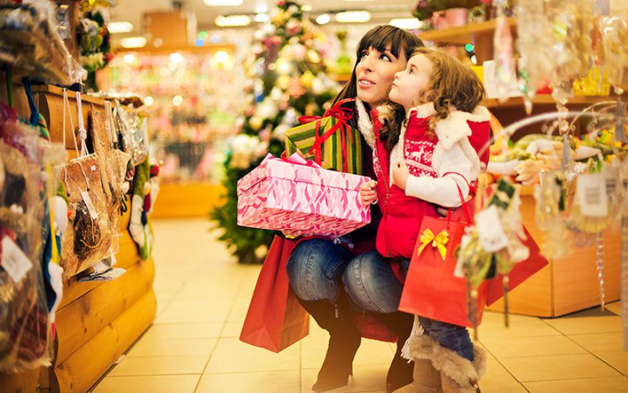Американцы потратили на новогодние подарки в 15 раз больше, чем россияне