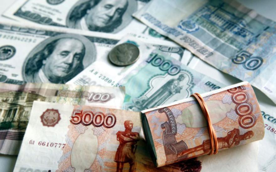 Официальные курсы доллара и евро снизились более, чем на рубль