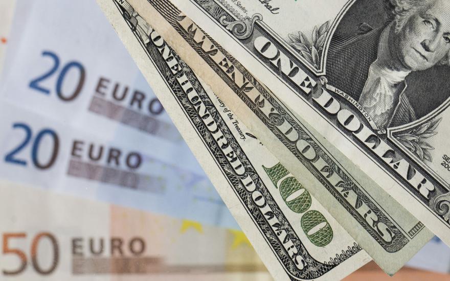 В начале новой рабочей недели курсы евро и доллара идут вверх