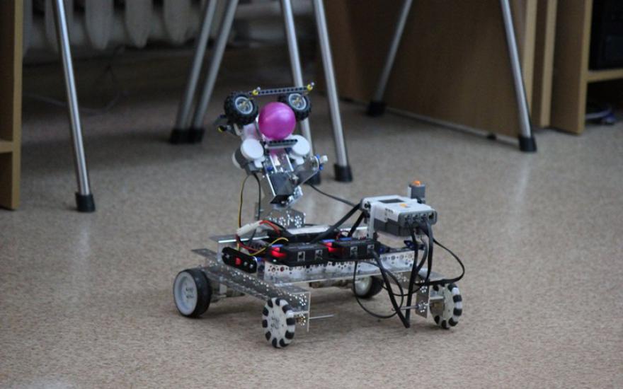 Курганские студенты изобрели «робота-сапёра» и «робота-погрузчика»