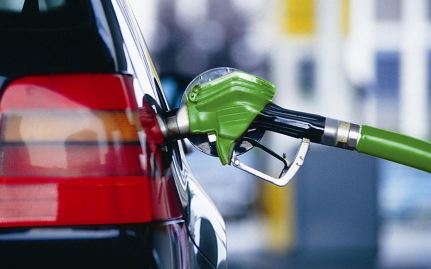 На курганских АЗС бензин продолжает дешеветь