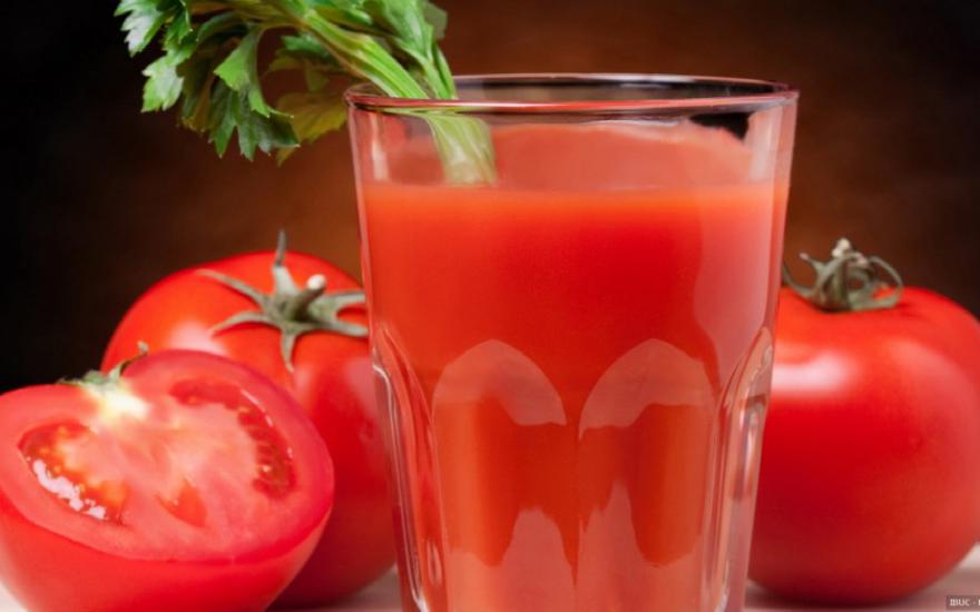Ученые: стакан томатного сока в день помогает уменьшить объем талии
