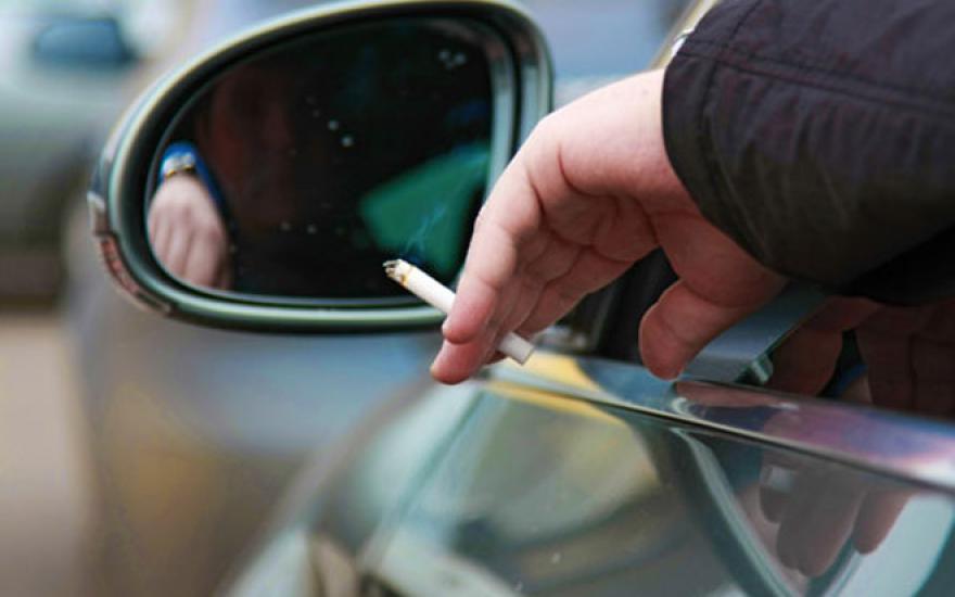 В России могут запретить курить за рулем