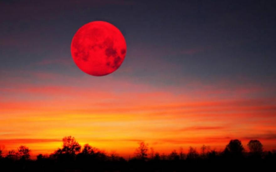 В субботу состоится самое короткое за век полное лунное затмение