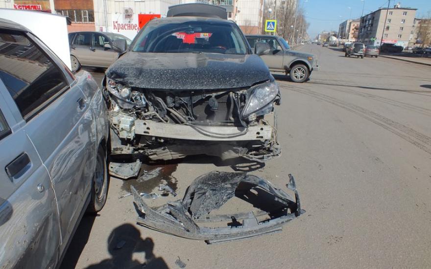 Очередная авария на перекрёстке К. Маркса - Томина: столкнулись три автомобиля