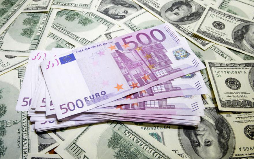 За два месяца доллар подешевел на 18 рублей, а евро – на 24 рубля