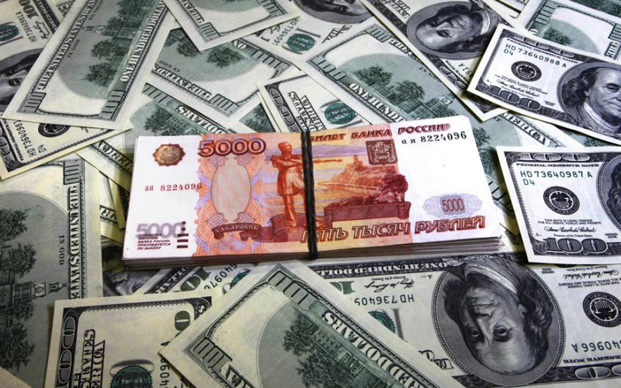 Рубль в апреле показал наибольший месячный рост к доллару среди всех валют