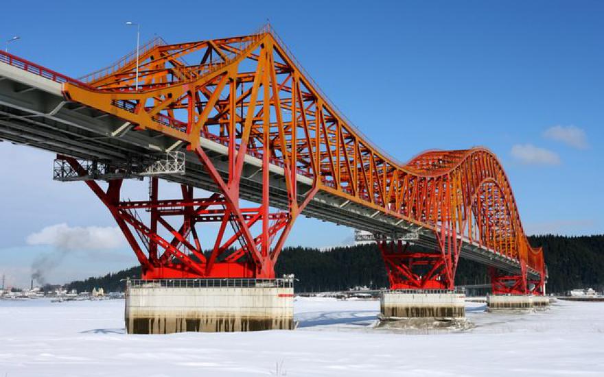 Мост в ханты мансийске сколько металла ушло. Мост через Иртыш в Ханты-Мансийске. Мост красный дракон в Ханты-Мансийске. Мост через реку Иртыш. Мост через реку Иртыш Курган.
