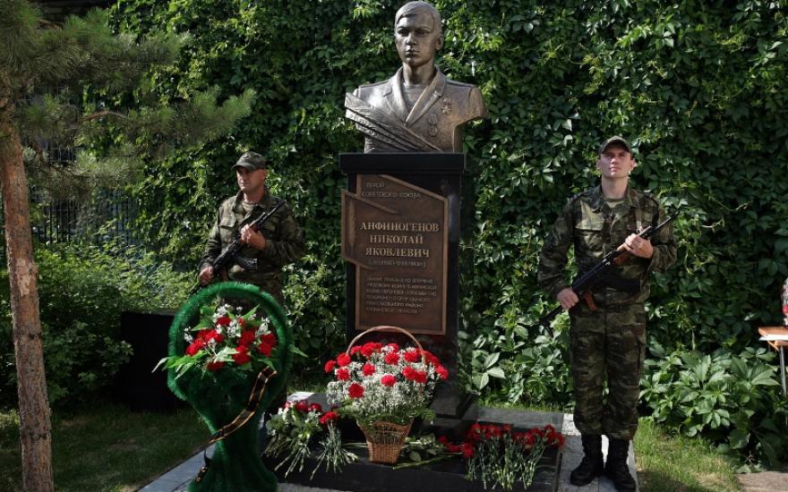 В Кургане открыли мемориал Герою Советского Союза Николаю Анфиногенову
