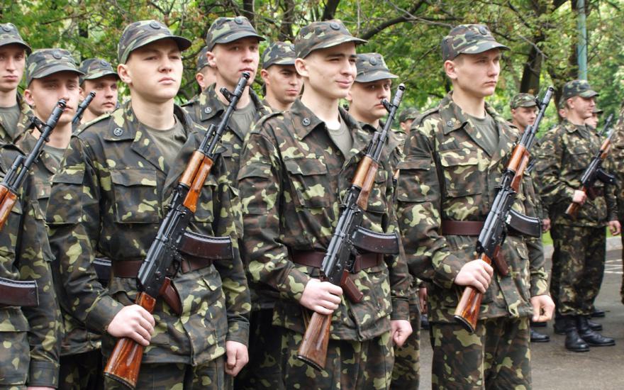Большинство россиян верят в способность российской армии защитить страну от врагов