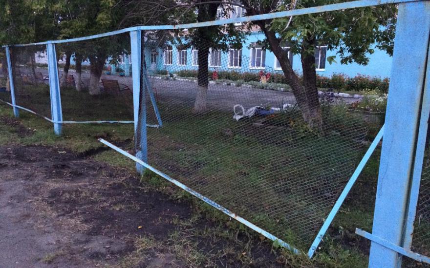 В Шадринске пьяный водитель сбил пенсионера и врезался в забор