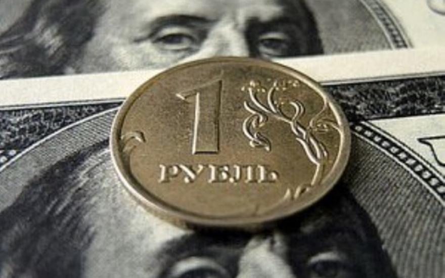 Курсы евро и доллара упали по отношению к рублю