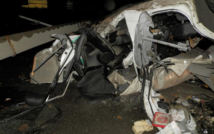 В Кургане водитель врезался столб. Погибли 2 человека.