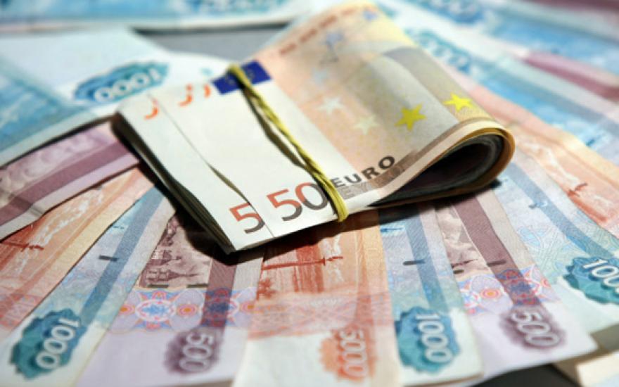 Курс евро впервые с августа упал ниже 69 рублей