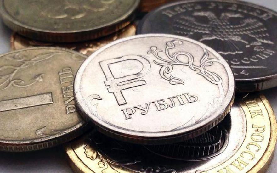 Курс рубля продолжает снижаться