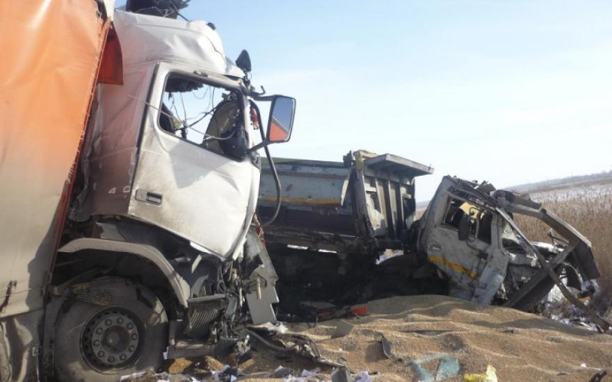 В Зауралье столкнулись 2 грузовика и Газель. Два человека погибли
