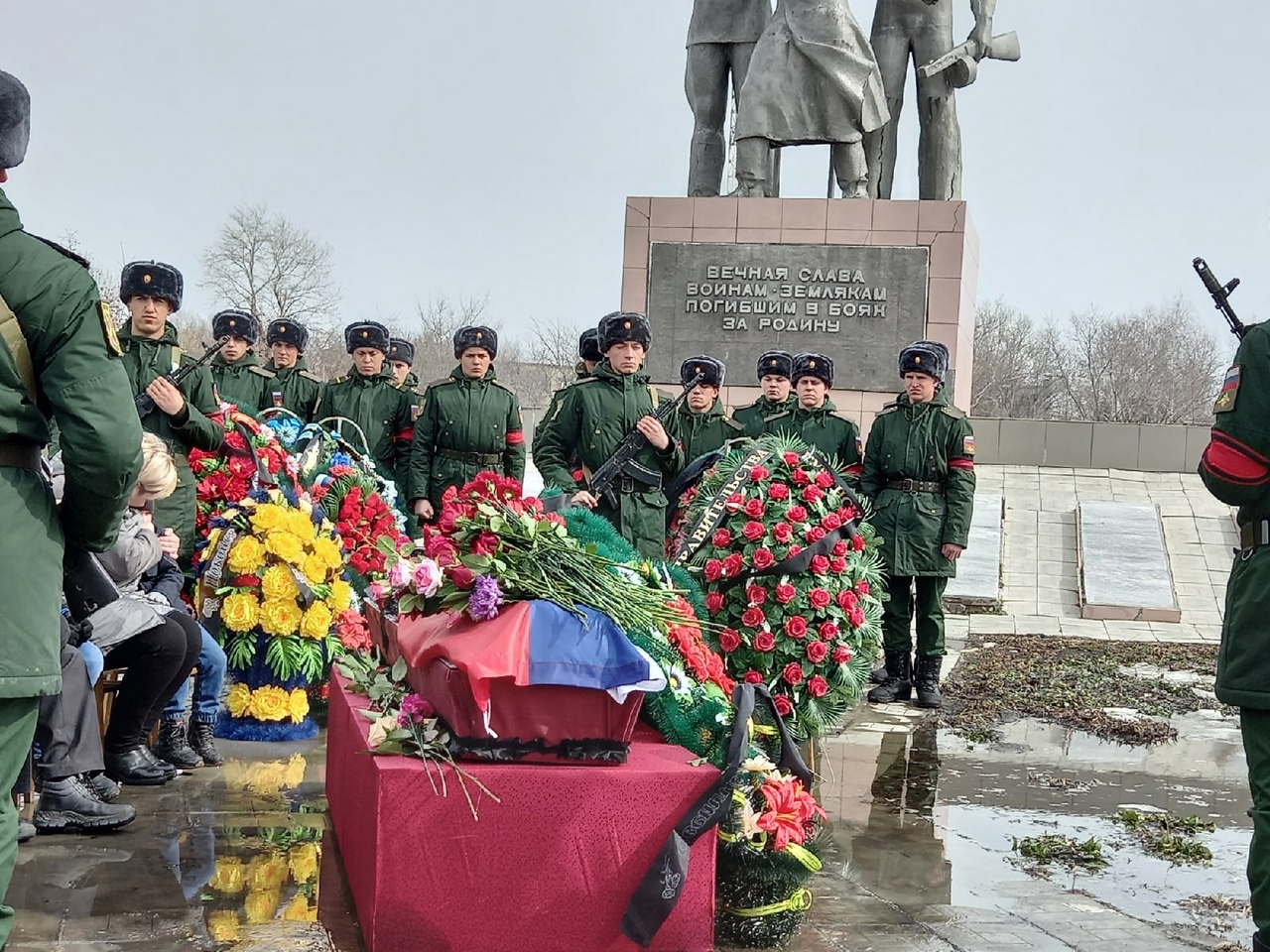 Мурза похоронили. Похороны военнослужащего. Прощание с солдатом. Похороны военнослужащего погибшего на Украине. Прощание с военнослужащими солдатами.