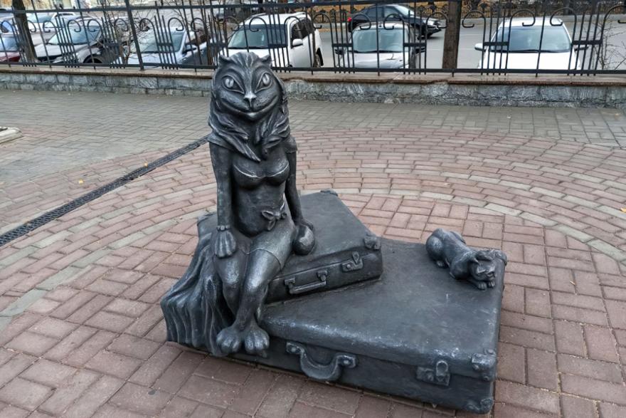 Скульптура кошки с женской грудью вернется в Курган