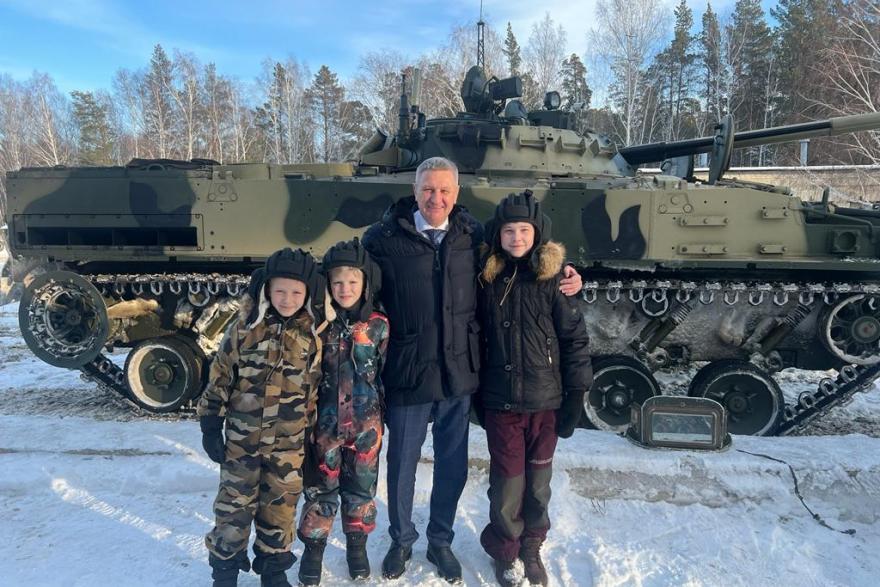 Сенатор Муратов прокатил курганского школьника на боевой машине пехоты