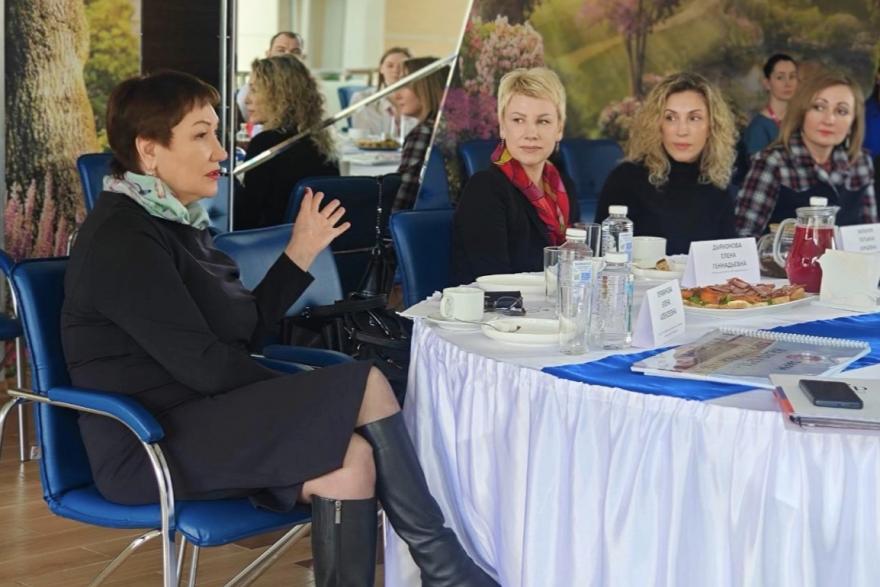Сенатор Елена Перминова и женщины-активистки совещались на курганском фармпредприятии