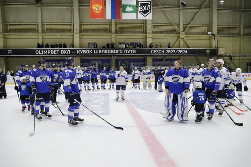 Курганские хоккеисты завершили игровой сезон матчем против заводской команды