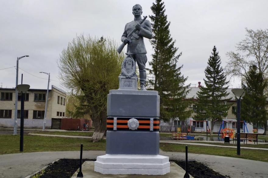 Памятник воинам ВОВ в курганских Тополях отреставрировали 